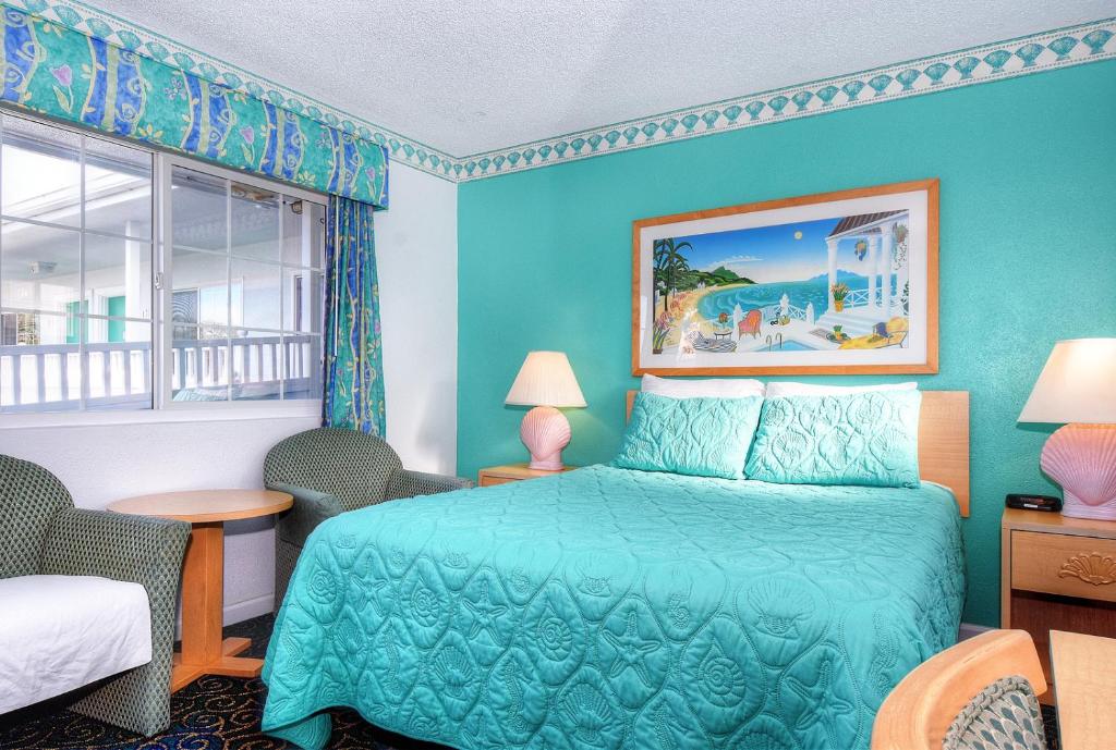 莫罗贝莫洛湾圣德派普尔旅馆的蓝色的卧室设有床和窗户