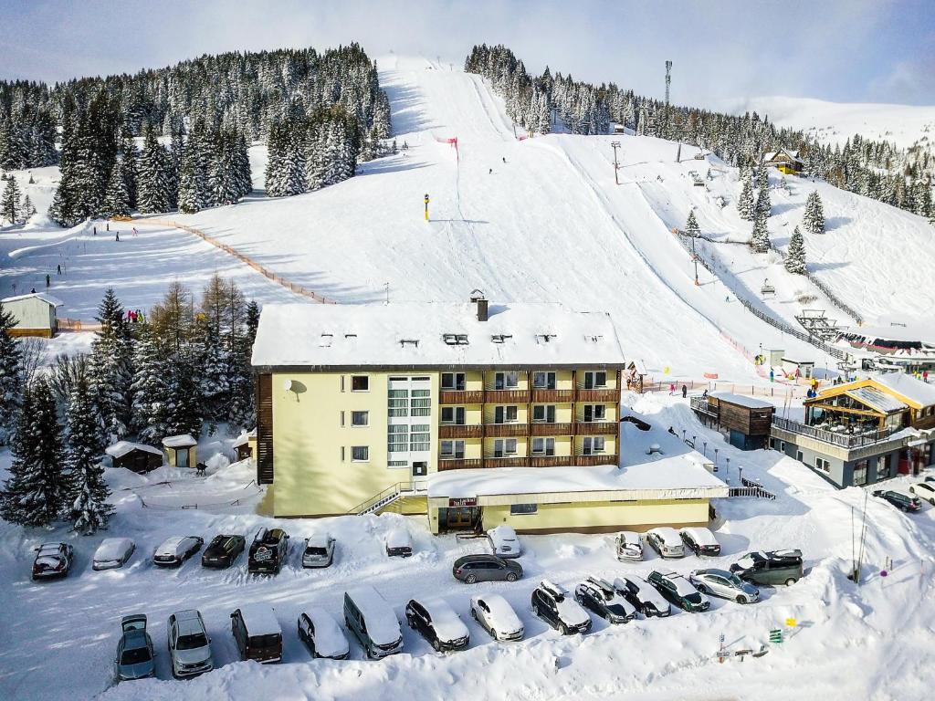 拉赫塔尔拉克陶豪斯酒店的雪覆盖滑雪场的滑雪小屋