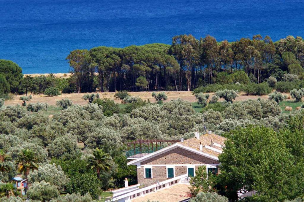斯奎拉切Oasi del Governatore的享有树木和大海的房屋的空中景致