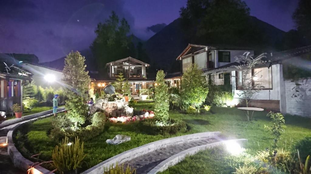 奥塔瓦洛Villa Mimi的夜晚带花园的房子