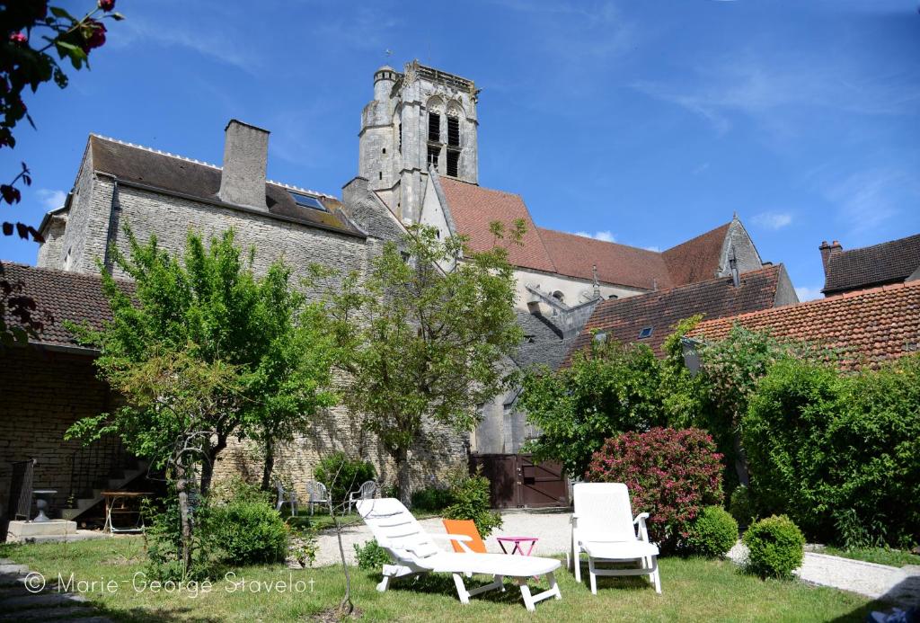 努瓦埃尔La Victoire de Noyers的教堂前坐的一组椅子