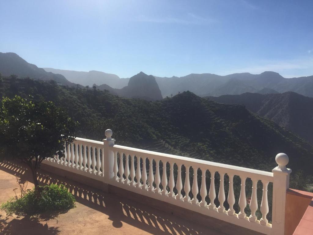 巴列埃尔莫索Casa Azul的山景白色阳台