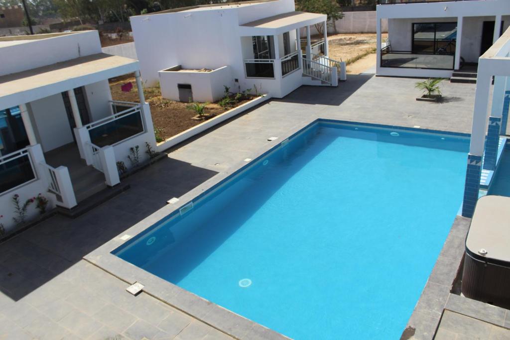 恩加帕鲁Le Ngapatel Bungalow Thaï的一座大蓝色游泳池,位于房子前