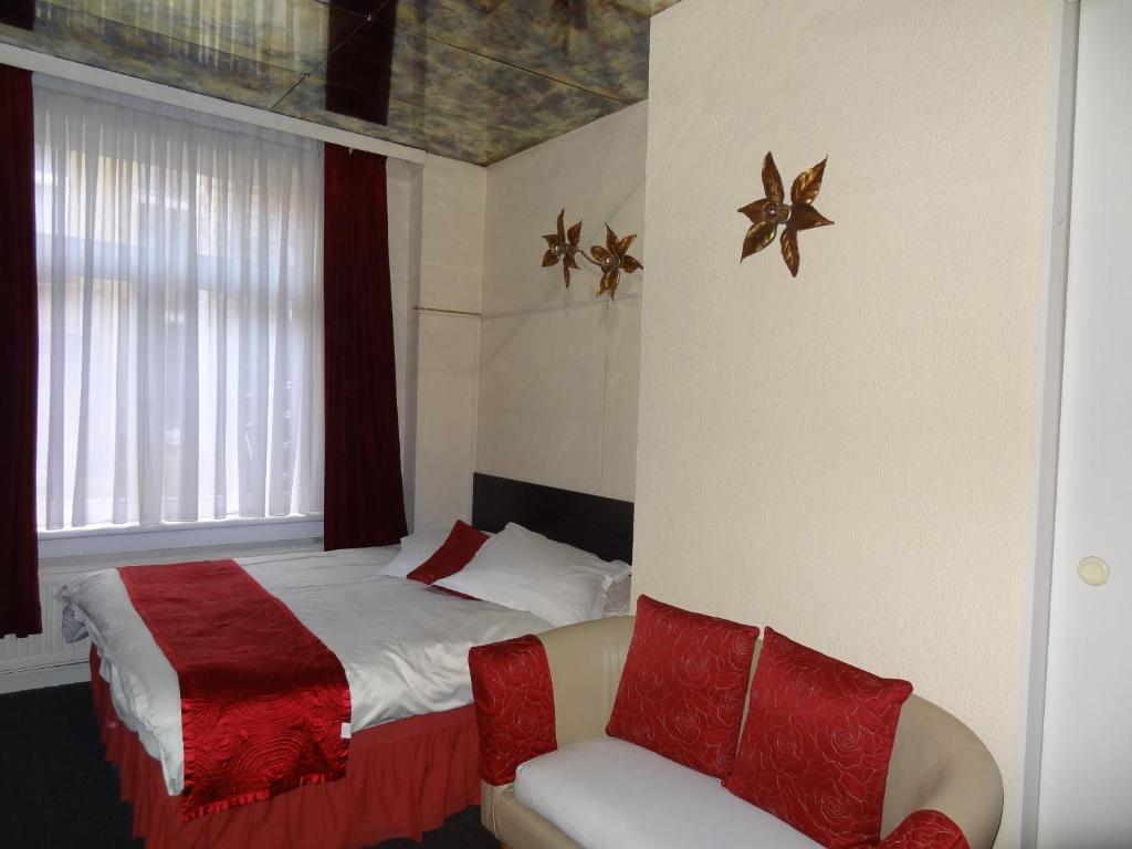奥斯坦德奥策洛特酒店的卧室配有床、椅子和窗户。