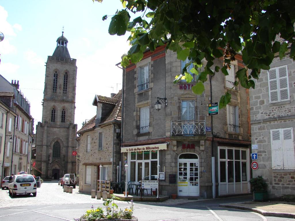 FelletinAu Relais du Parc de Millevaches的一座带钟楼和教堂的古老建筑