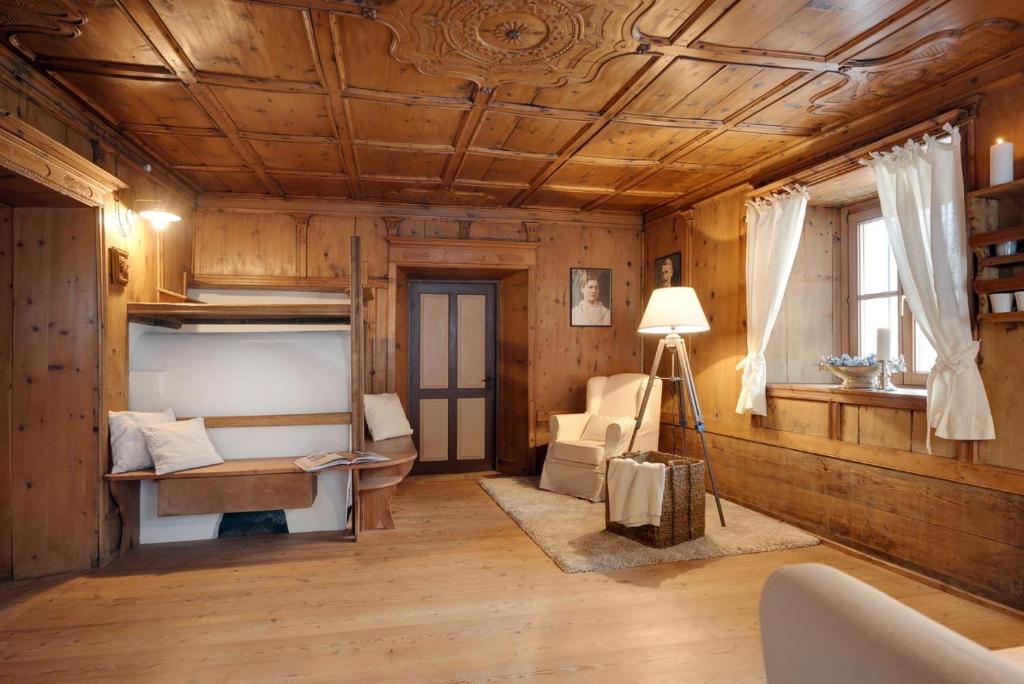 崔聂斯Chaletapartement Ambiente Villa Mozart的客厅设有木墙和木制天花板