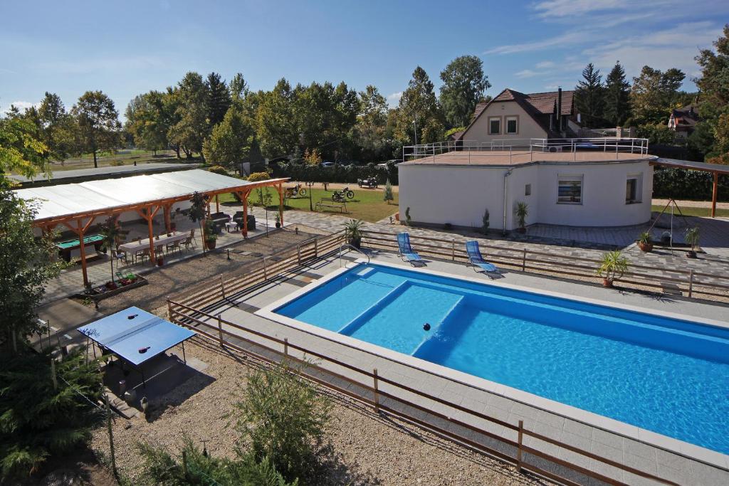 Turulpanzio&Gombeach内部或周边泳池景观