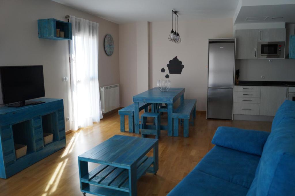 阿尔格达斯Apartamento Turístico “El Yugo”的客厅配有蓝色家具和蓝色沙发