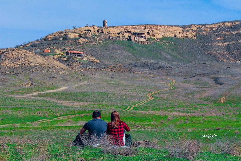 UdabnoSavane的坐在山顶上的男人和女人