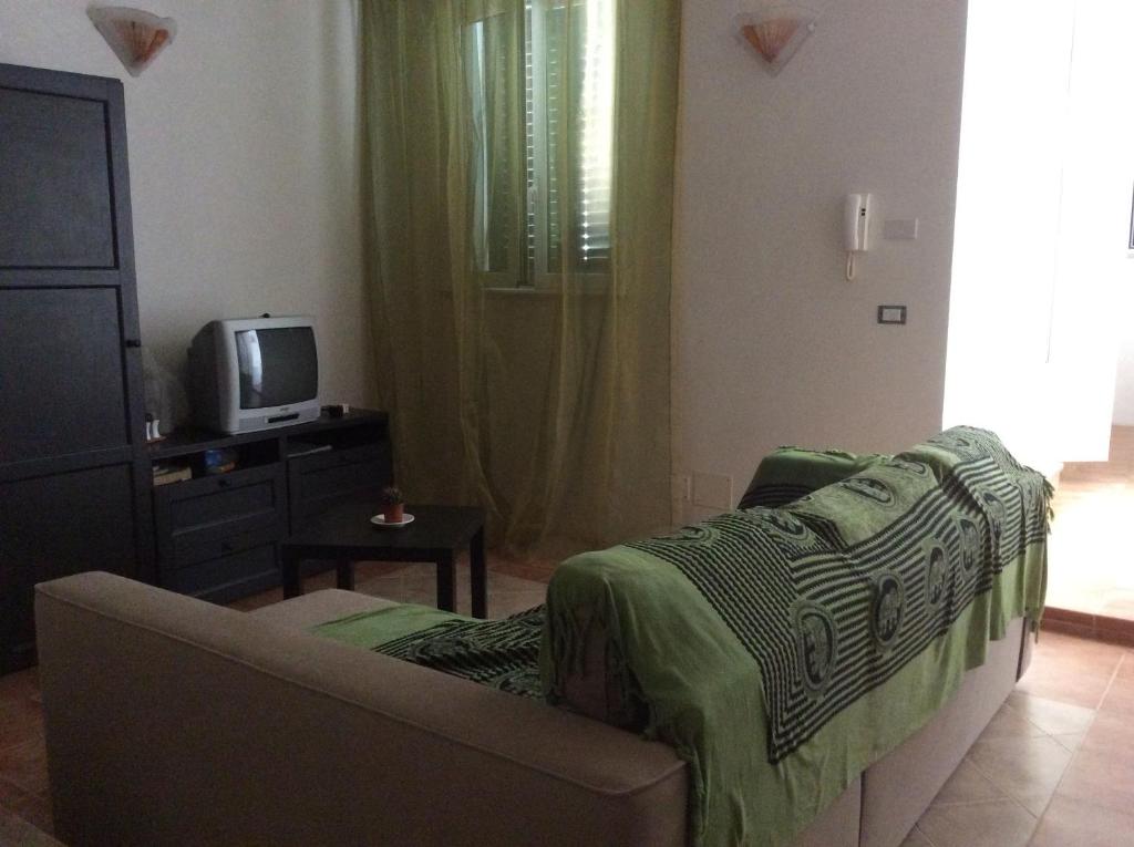 米内尔维诺迪莱切Appartamento vacanze da "Nonna Zoraide"的一间带床和电视的客厅
