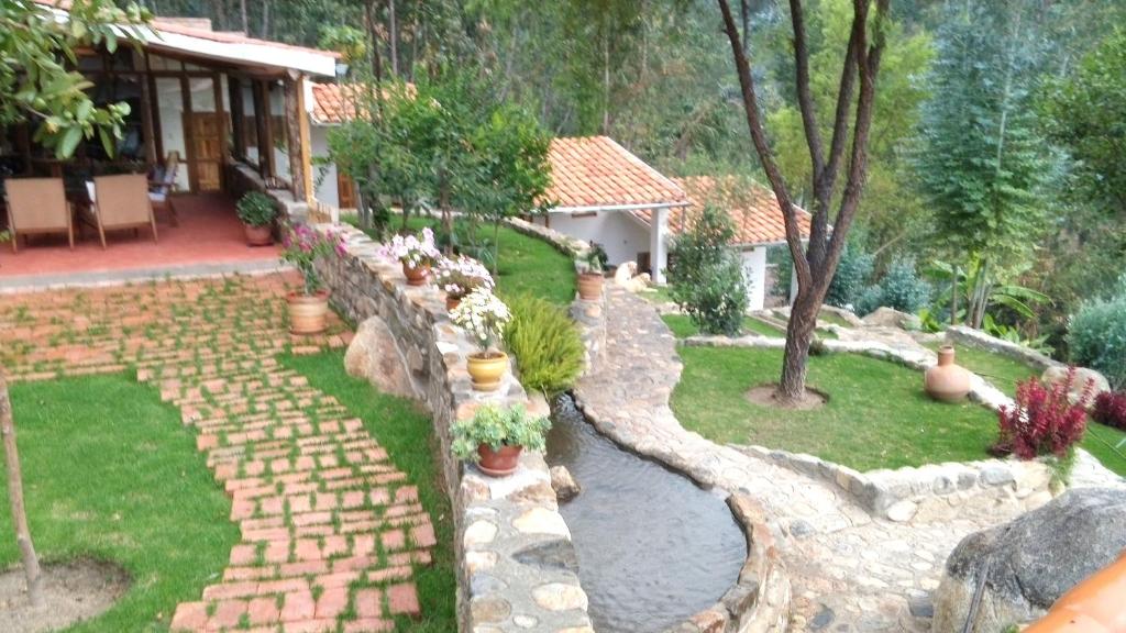 CarazCasa Pukayaku Lodge的一座带石头路径和房屋的花园