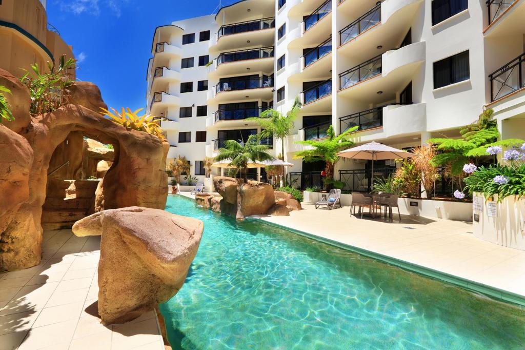 穆卢拉巴加勒比度假酒店的大楼前的游泳池