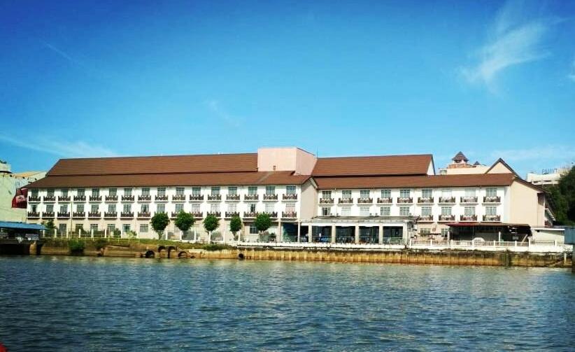 瓜拉丁加奴斯里马来西亚瓜拉丁加奴酒店的靠近水体的大建筑