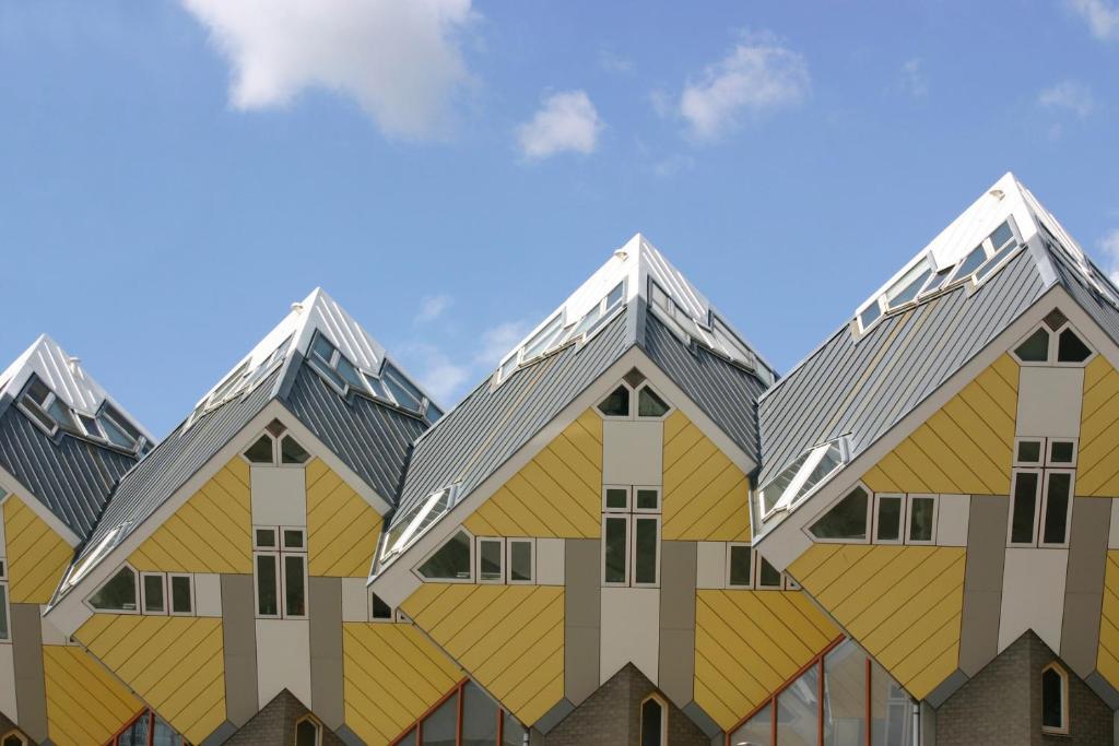鹿特丹Stayokay Hostel Rotterdam的一排有黄色屋顶的房屋
