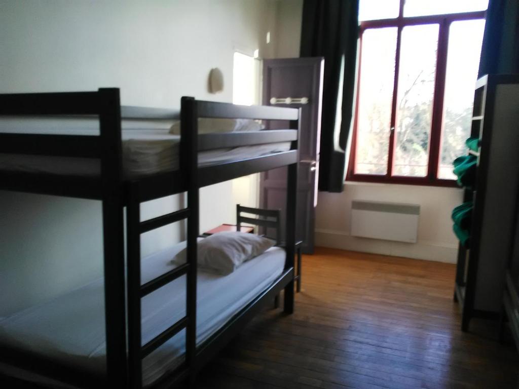 欧塞尔兰多诺尔庄园酒店的客房设有两张双层床和一扇窗户。