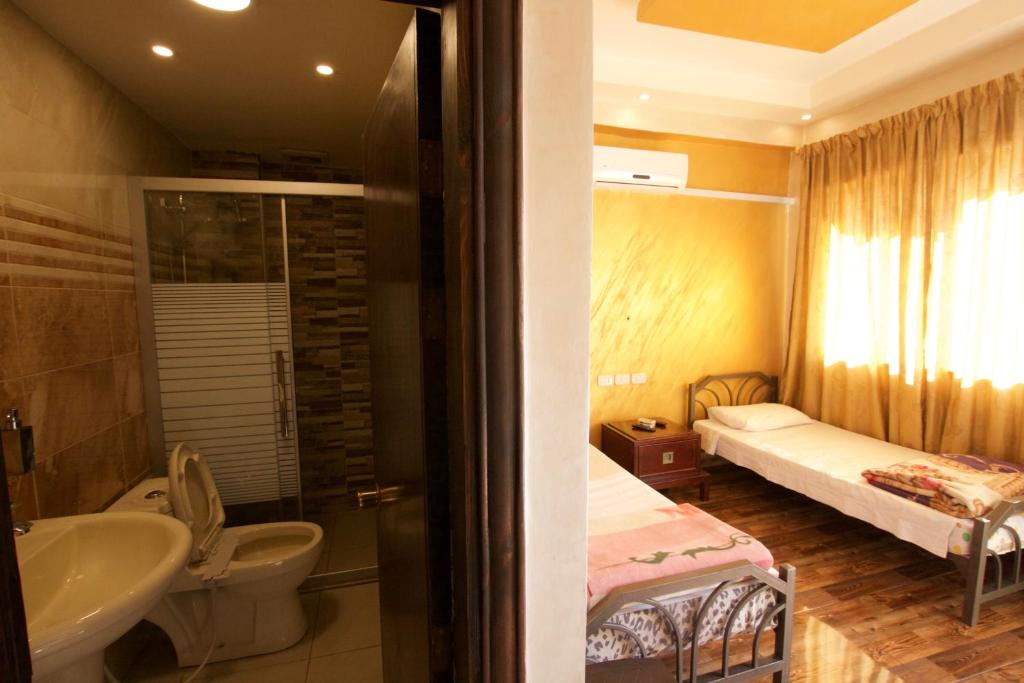 安曼Sun Rise Hotel & Hostel & Tours的一间带盥洗盆和床的浴室