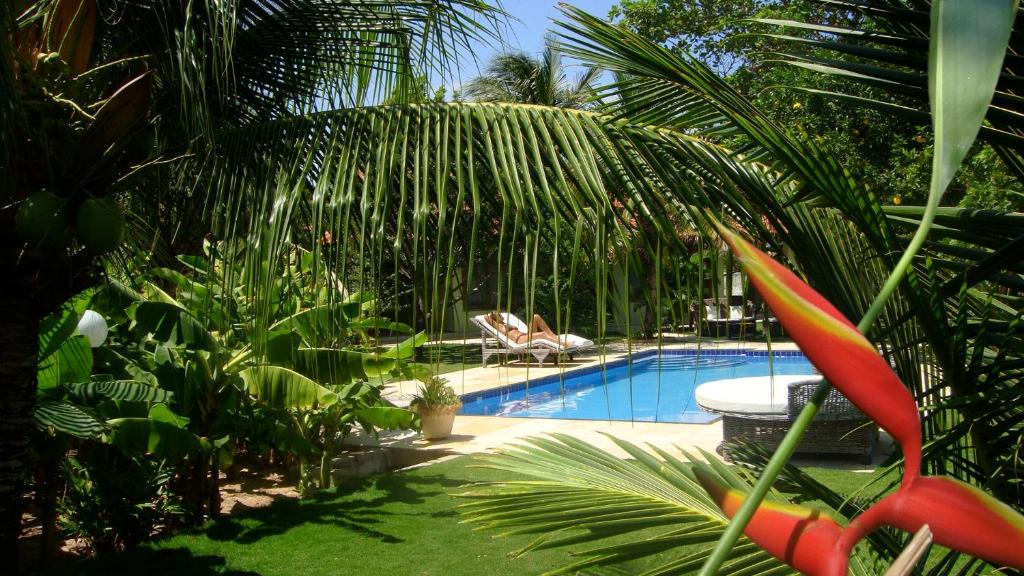 帕拉茹鲁Refugios Parajuru - Casa Verde的花园内带2把躺椅的游泳池