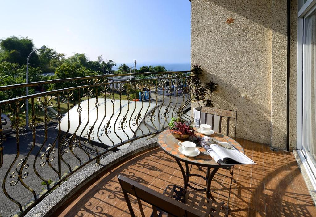 小琉球岛月牙灣的阳台配有桌椅。