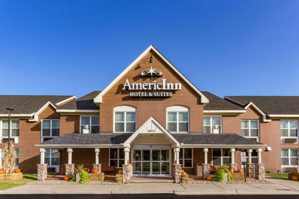 伯恩斯维尔AmericInn & Suites Burnsville, MN的享有美国酒店系统大楼的正面景色