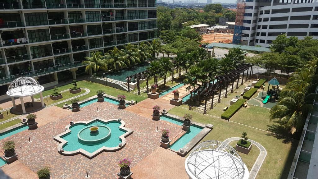 新山奥斯汀帕拉齐奥公寓的享有庭院的空中景致,庭院内种植了棕榈树,设有游泳池。