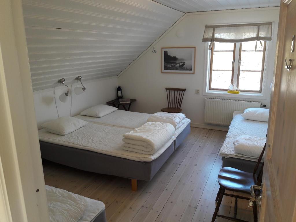 MöjaSTF Möja Vandrarhem的一间卧室设有两张床和窗户。