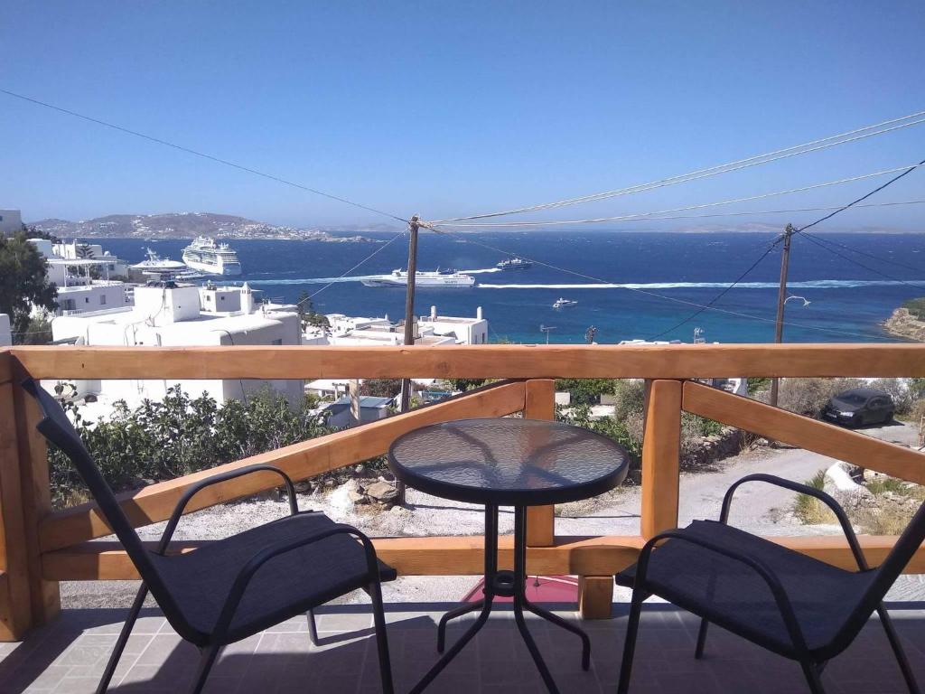 圣斯特凡诺斯Amarain Mykonos的一个带桌椅的海景阳台