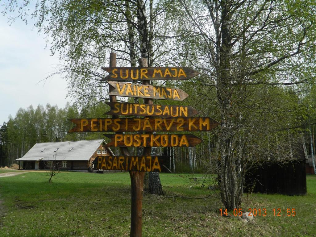 考克西考斯普克马加度假屋的街道标志,标明前往不同城市的路线