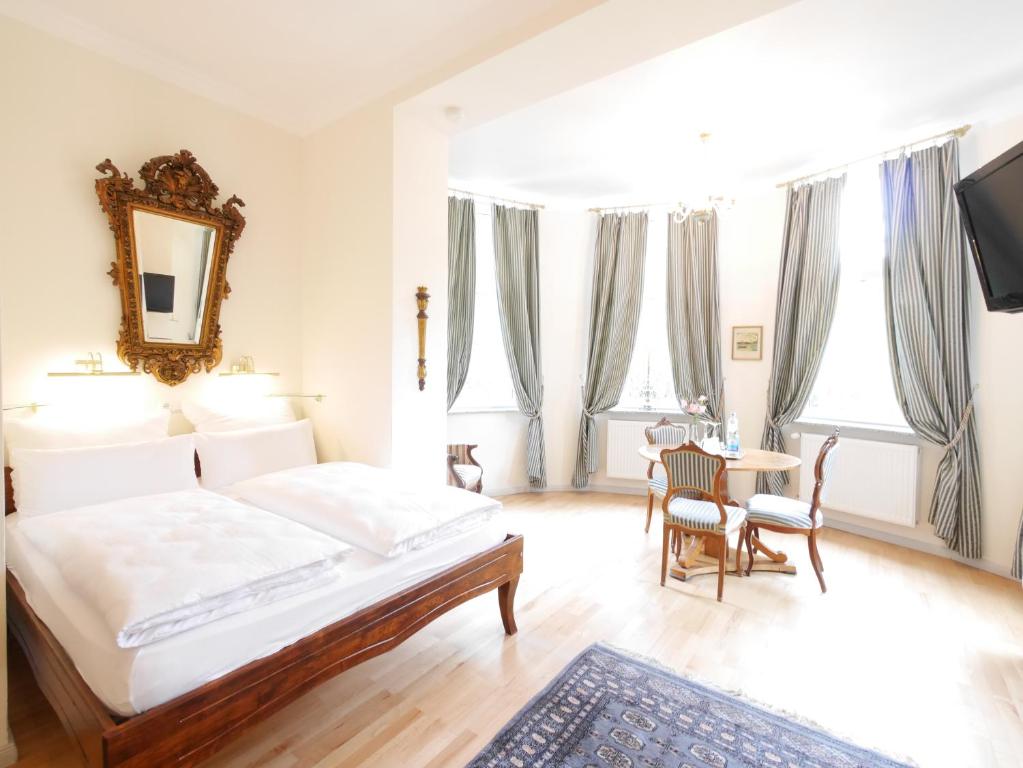 柏林罗特多恩酒店的卧室配有一张床和一张桌子及椅子