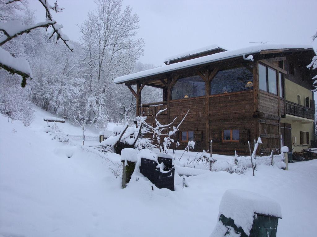 莫里永钱布莱斯德霍茨德拉索斯小木屋酒店的雪地里的小木屋,有雪覆盖的树木