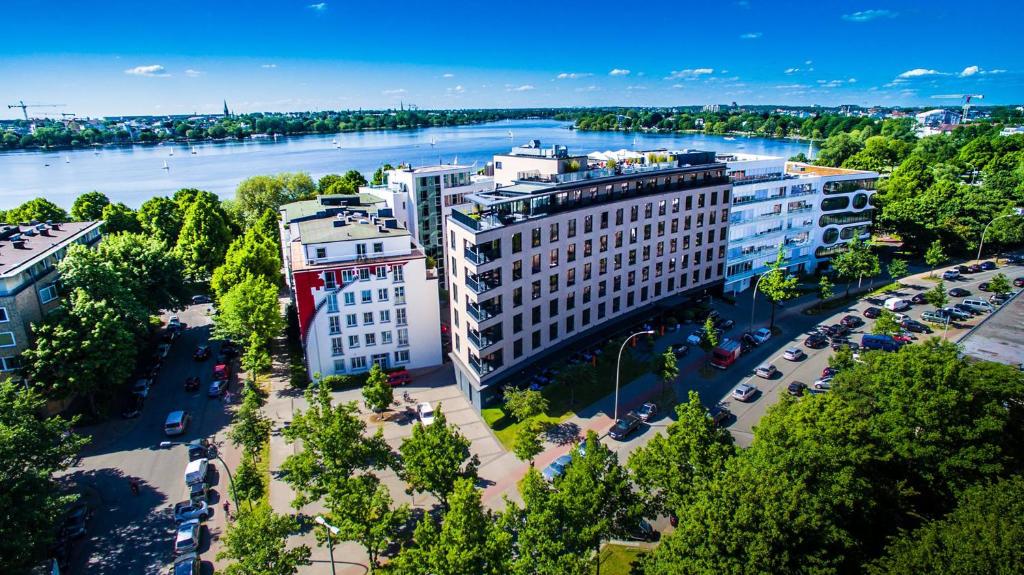汉堡汉堡乔治酒店的享有河边建筑物的空中景致