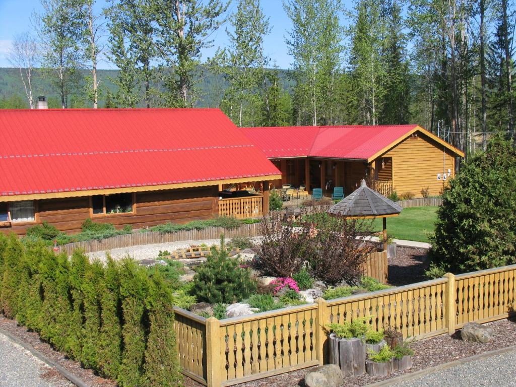 克利尔沃特蓝色格鲁斯乡村民宿的小木屋设有红色屋顶和花园