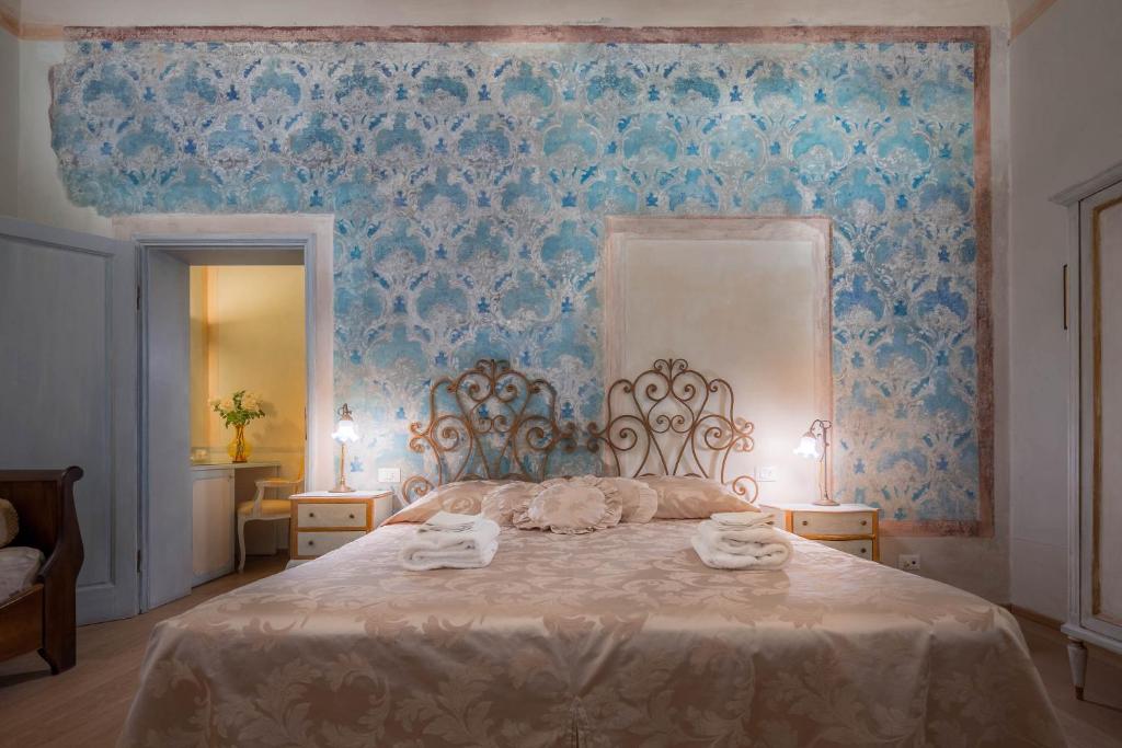 佛罗伦萨诺维拉豪斯旅馆的一间卧室配有带毛巾的床