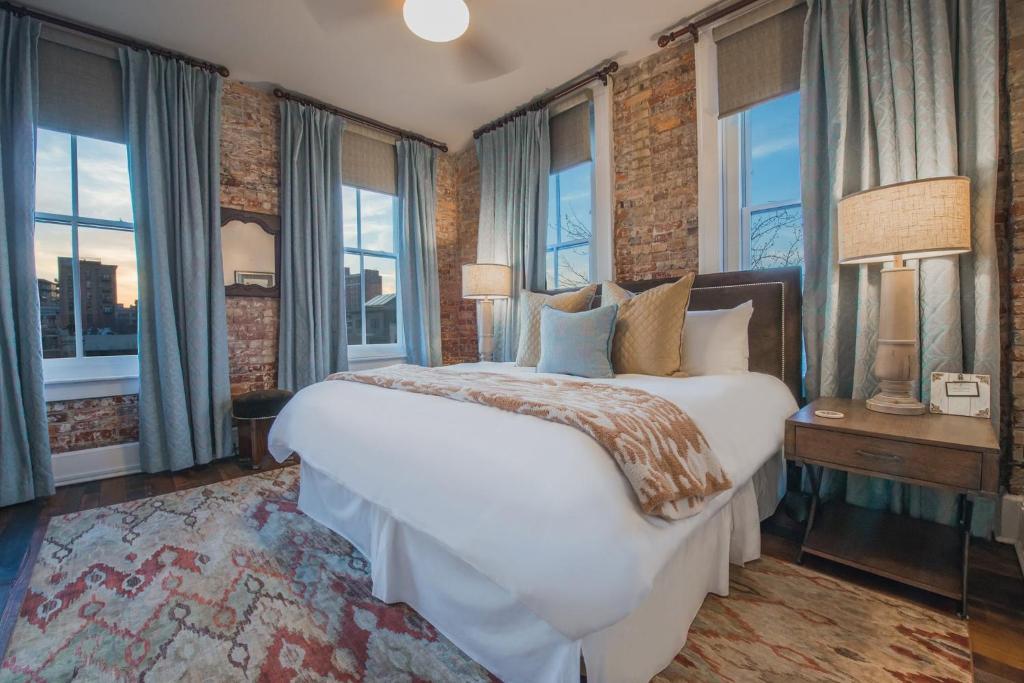 阿什维尔The Windsor - Asheville的卧室设有白色大床和窗户。