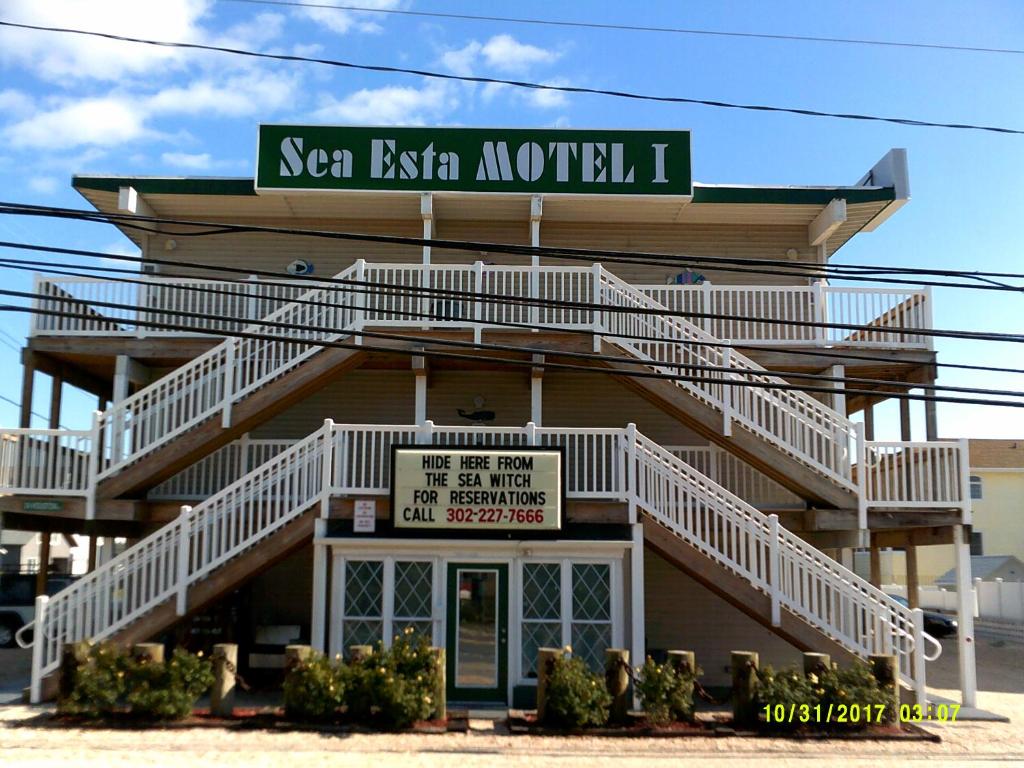 杜威海滩Sea Esta Motel 1的上面有路标的建筑