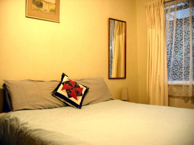 怀托摩洞穴萤火虫汽车旅馆的一间卧室配有一张带枕头的床