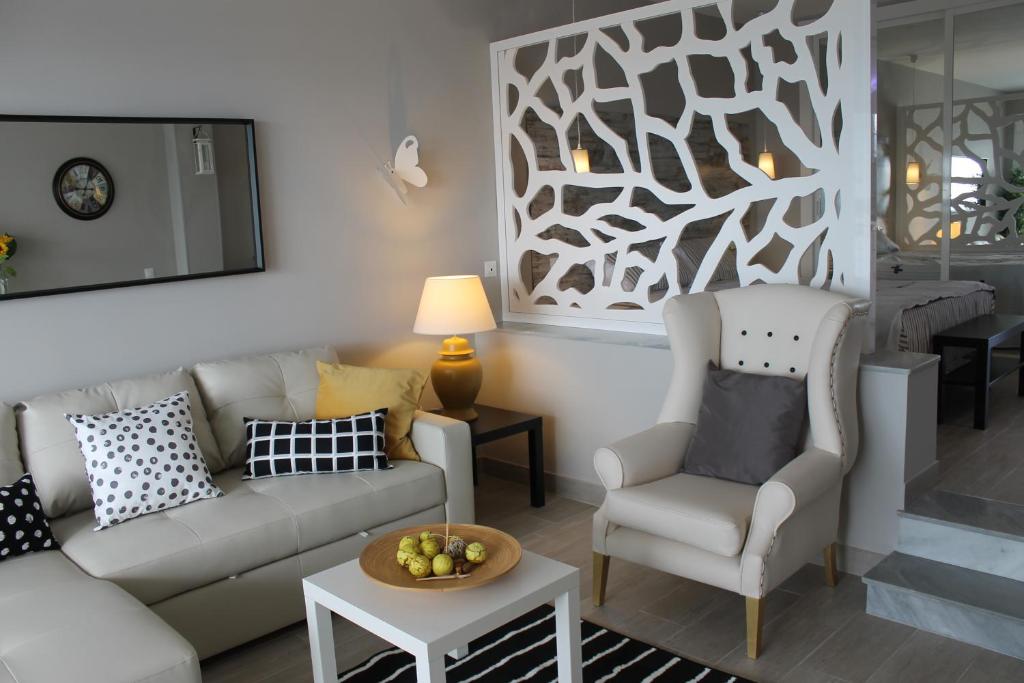 卡拉德米哈斯RANCHO MIRAFLORES LUXURY & DESING SEA VIEW的客厅配有沙发和椅子
