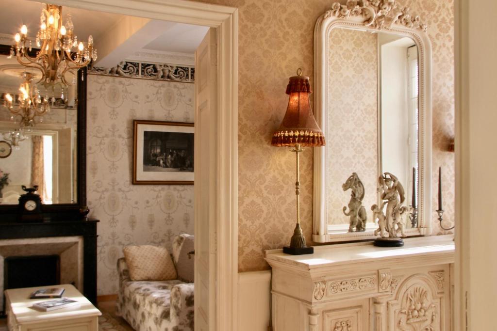 OlonzacSainte-Hélène Chambres d'Hôtes & Appartement的客厅配有镜子和沙发