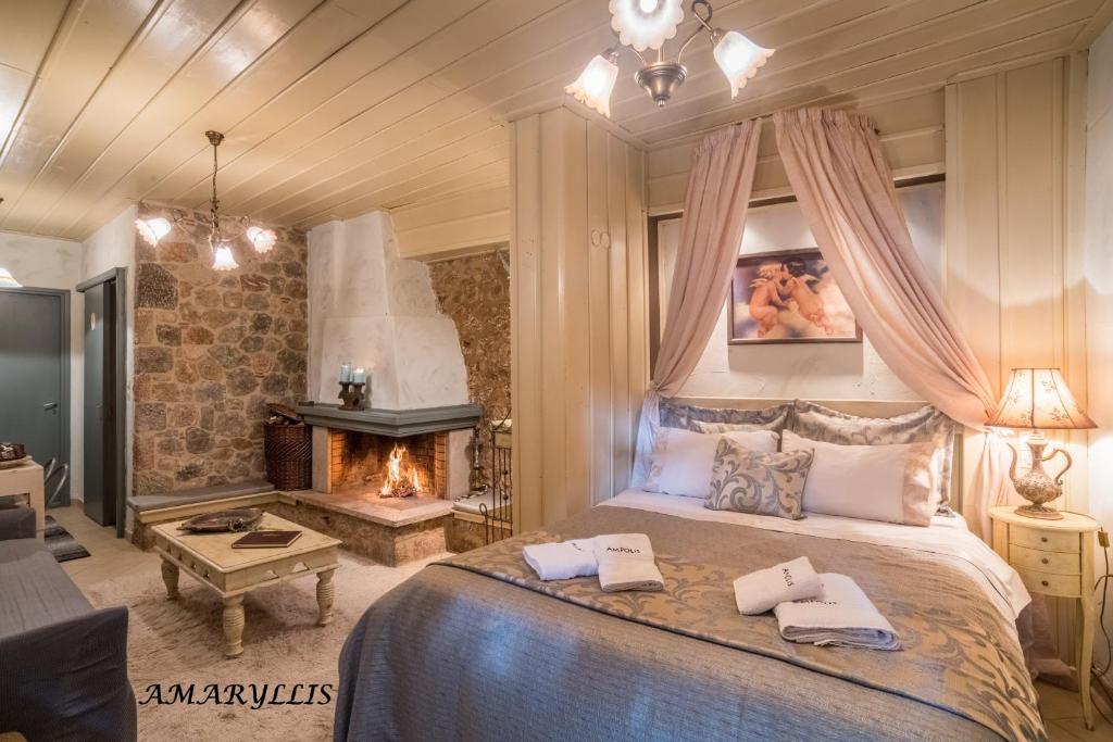 阿拉霍瓦Ampolis Guest House的一间卧室设有一张大床和一个壁炉