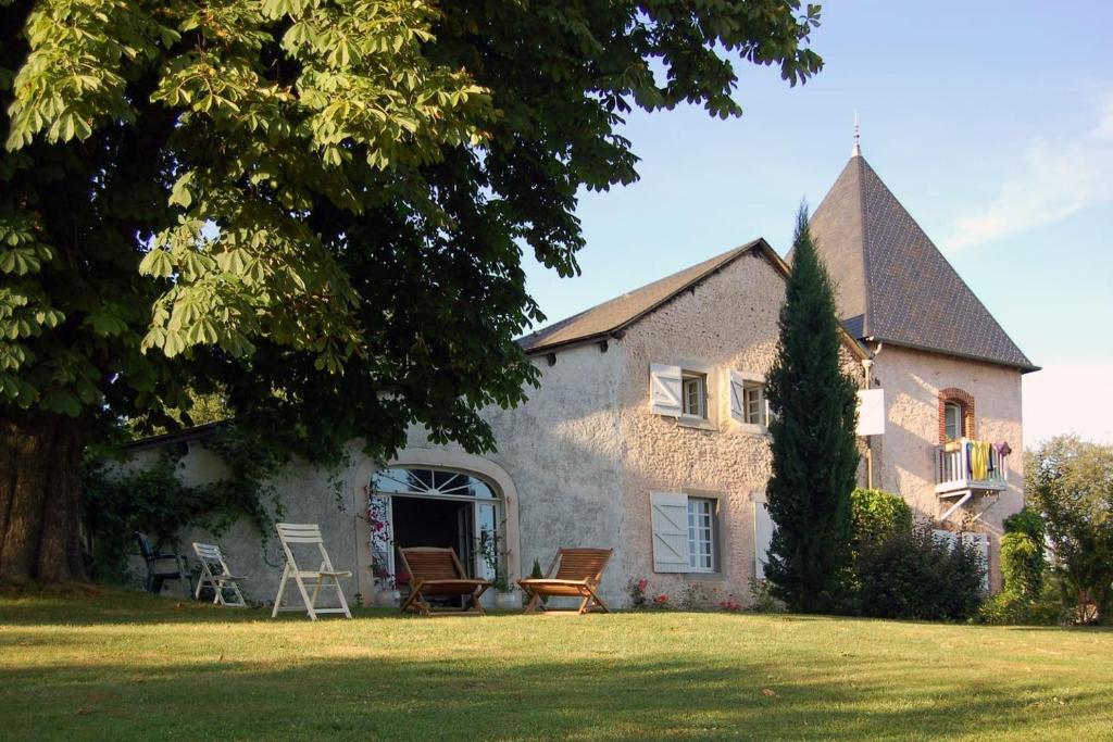 塞雷斯卡斯特Le Peyret的房屋前方设有庭院和椅子