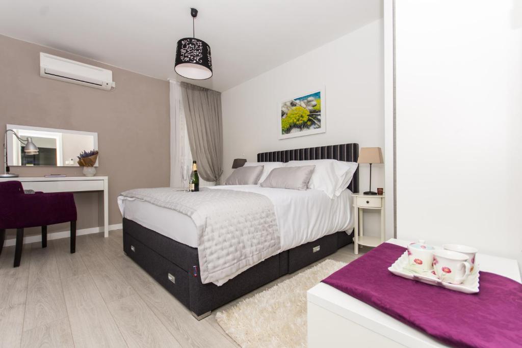 斯普利特Adriatic Blue View的卧室配有一张白色大床和一张书桌