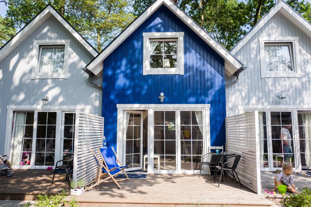 波别罗沃Marynarskie Domki的蓝色和白色的房屋,设有庭院