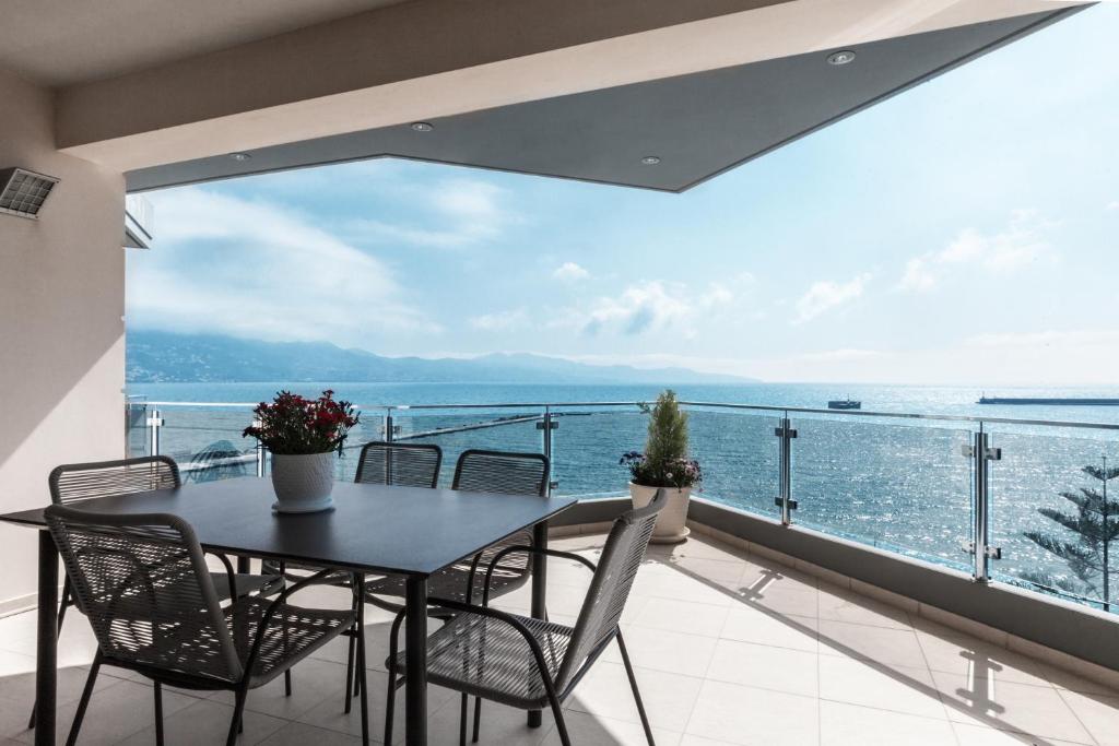 卡拉马塔DN Sea Apartments的海景阳台上的桌椅