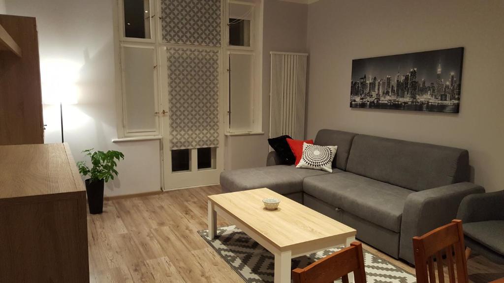 波兹南Apartament w Starej Kamienicy的客厅配有沙发和桌子