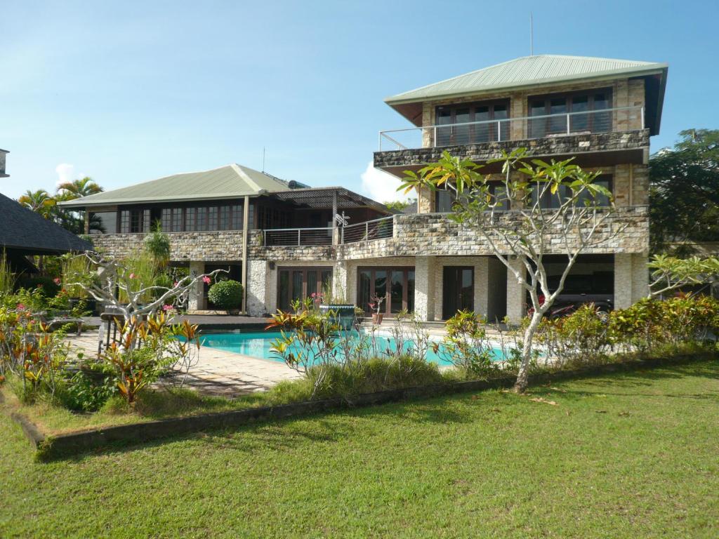 乌鲁瓦图The Rishi Villa Balangan的一座房子前面设有游泳池