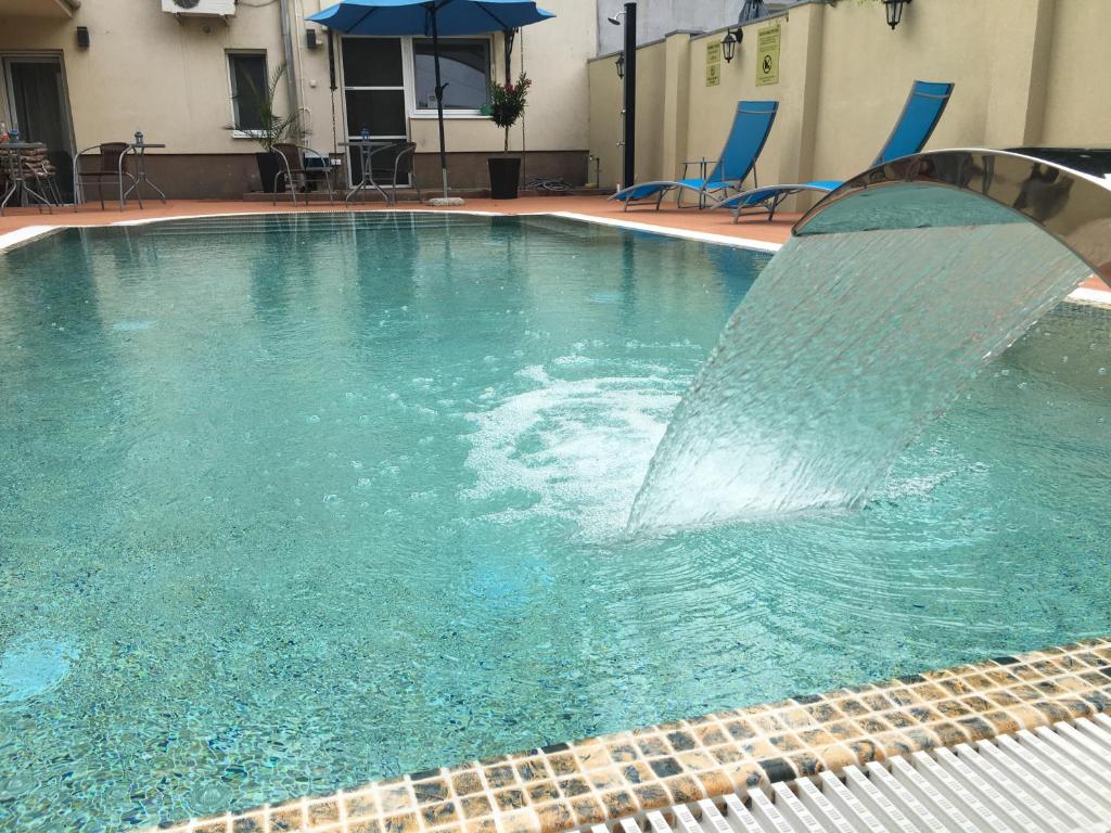 塞格德默苏利酒店的一座酒店带喷泉的游泳池