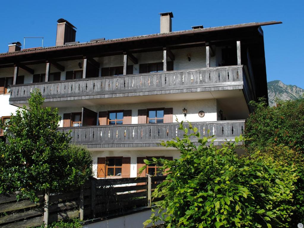 施莱兴Premium-Chalet Achental mit Kamin und Sauna的一侧带阳台的建筑