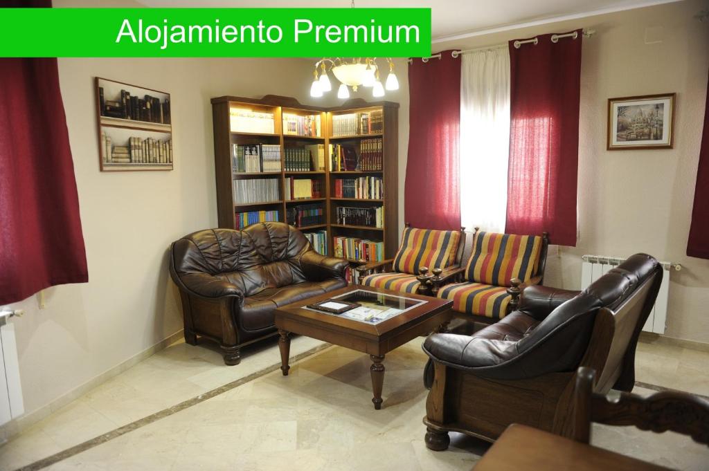 阿尔玛格鲁Casa Rural La Biblioteca的客厅配有两张沙发和一张咖啡桌