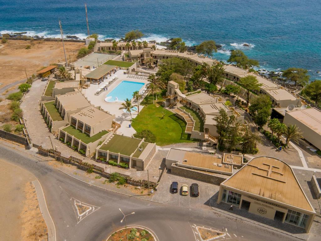 普拉亚普拉亚玛尔绿洲酒店的房屋和海洋的空中景致