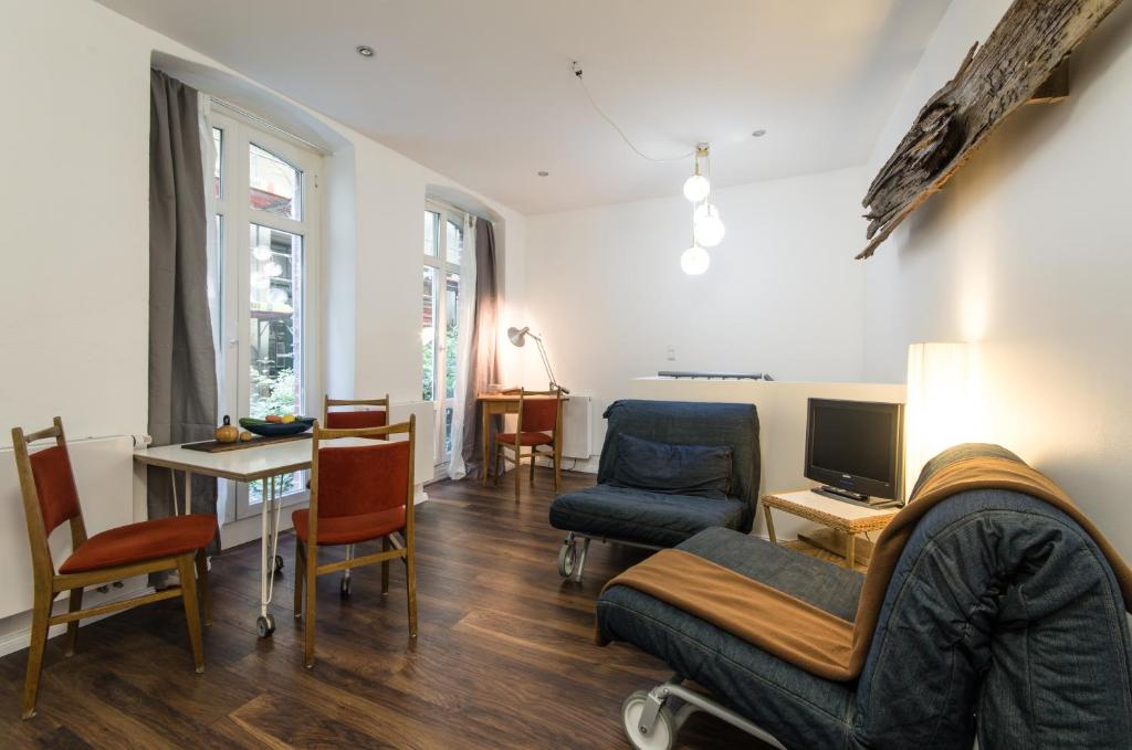 柏林Quiet Courtyard Apartment (KB6)的客厅配有沙发和桌椅