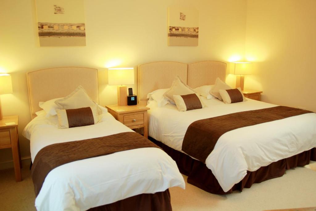 康福斯凯普尔恩乌雷酒店的酒店客房设有两张床和两盏灯。